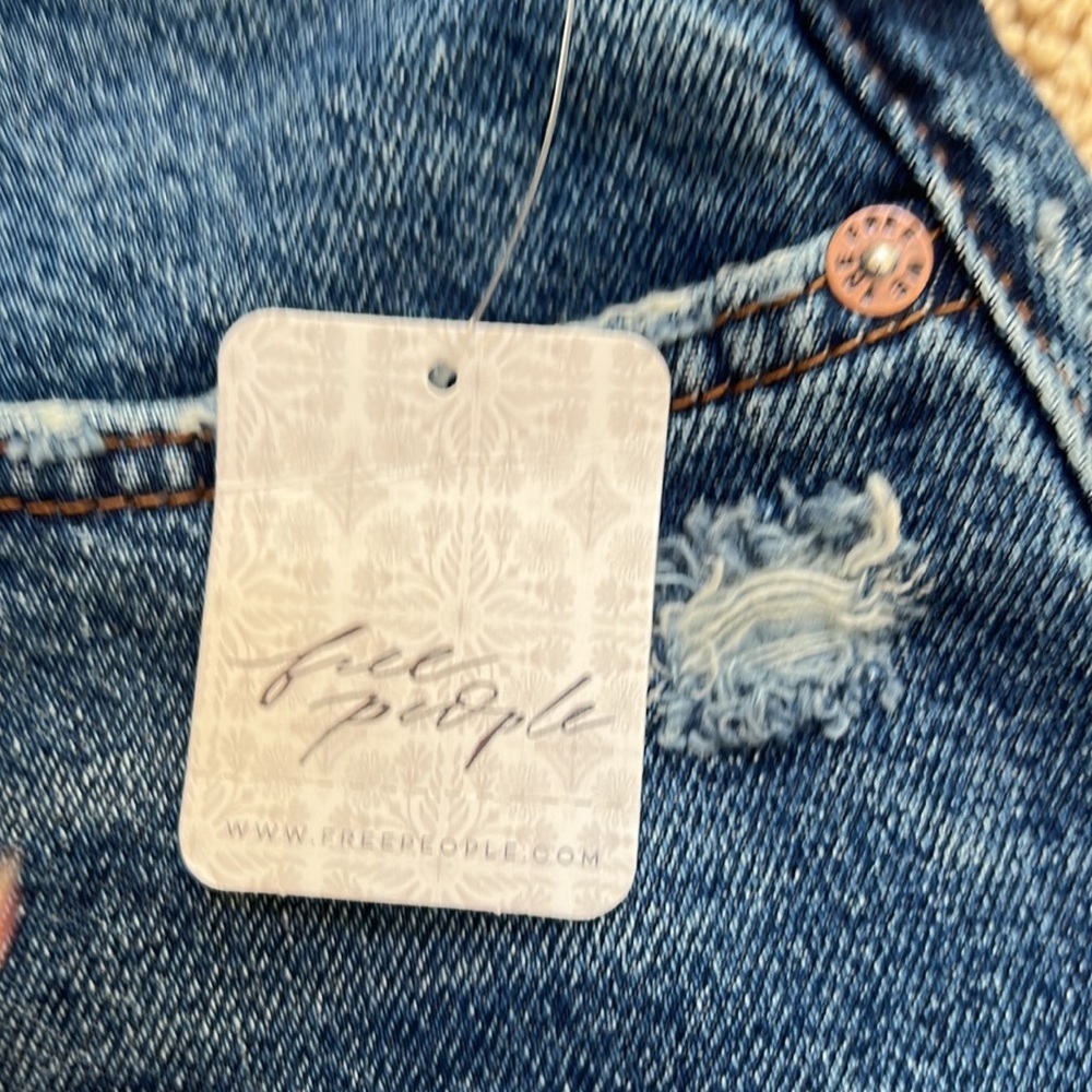 NWT! WE THE FREE Sizs 29 Lasso high rise frayed hem denim shorts - Picture 5 of 10